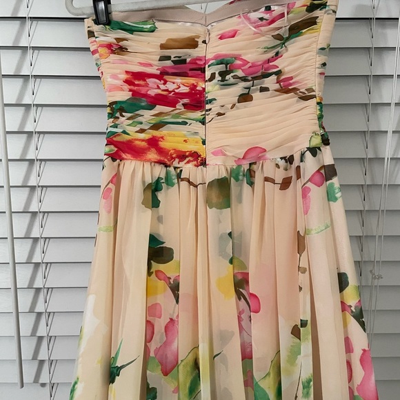 Long dress. Size 2 . Polyester lined.Strapless. - Picture 3 of 3